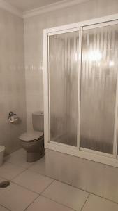 y baño con aseo y ducha acristalada. en Gran piso en Ribadeo, en Ribadeo