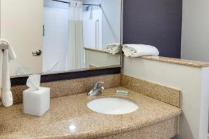 bagno con lavandino e specchio di Courtyard by Marriott Oklahoma City North/Quail Springs a Oklahoma City