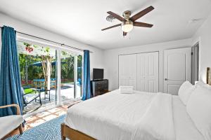 Postel nebo postele na pokoji v ubytování Enchanted Palms Villa + 30 fotografií