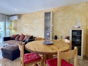 een woonkamer met een tafel en een bank bij Rocamaura I D 1-2 in L'Estartit