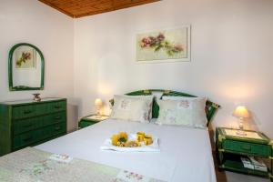 sypialnia z łóżkiem i tacą z owocami w obiekcie Elisavet's House w mieście Platanias