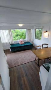 Una habitación con una cama y una mesa en una habitación en logement dans Mas mobile home en Saint-Laurent-dʼAigouze