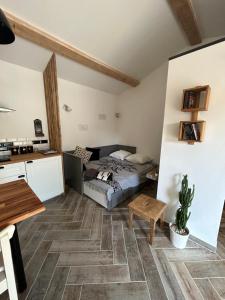 a living room with a bed and a table at Charmant Studio dans villa - jardin privatif . in La Seyne-sur-Mer