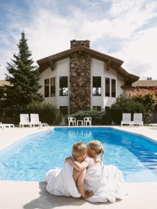 Bazén v ubytování Enzian Inn nebo v jeho okolí