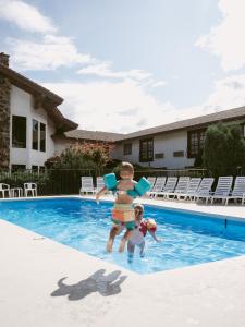 two children are playing in a swimming pool at Enzian Inn in Leavenworth