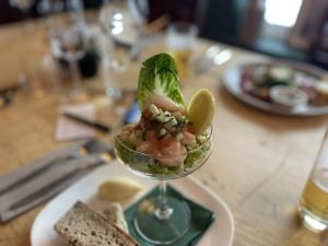 une salade dans un verre de vin assis sur une assiette dans l'établissement White Hart Hotel, à Wiveliscombe