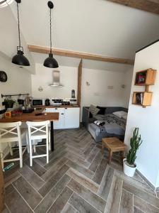 cocina y sala de estar con mesa y escritorio en Charmant Studio dans villa - jardin privatif ., en La Seyne-sur-Mer