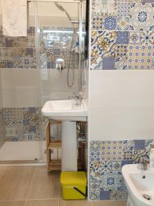 ein Bad mit einem Waschbecken und einer Dusche in der Unterkunft Laya Valentina in Turin