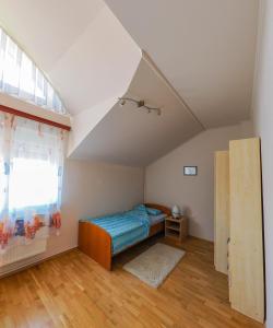 1 dormitorio con cama y ventana en Kuća za najam Villa Monika, en Osijek