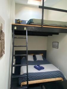 um quarto com 2 beliches e uma cama em Au P'tit Loft - Wifi fibre - Orange TV - Hyper Centre - Gare em Troyes