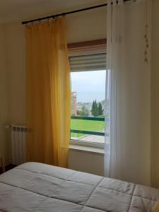 Postel nebo postele na pokoji v ubytování Sesimbra TOP