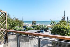 a balcony with a view of a beach and the ocean at SE006 - Senigallia, bilocale sul mare con spiaggia in Senigallia