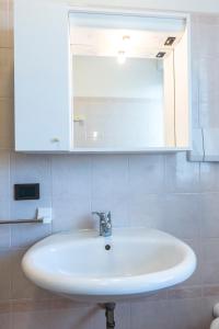 a white sink in a bathroom with a mirror at SE006 - Senigallia, bilocale sul mare con spiaggia in Senigallia