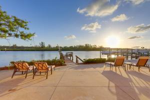 - un groupe de chaises assises sur un quai à côté d'un lac dans l'établissement Redington Shores Vacation Rental with Screened Porch, à Clearwater Beach