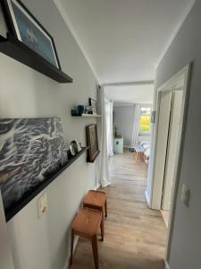 Zimmer mit einer Treppe mit einer Bank und einem Tisch in der Unterkunft Homelig Ferienwohnung 1 Altstadt Sassnitz in Sassnitz