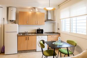 Kuchyňa alebo kuchynka v ubytovaní Teatro Suites Málaga CITY FLAT