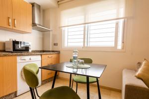 Kuchyňa alebo kuchynka v ubytovaní Teatro Suites Málaga CITY FLAT