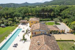 une vue aérienne d'une villa avec piscine dans l'établissement Villa Florentina - 550m2, 6 Chambres - Golfe De Saint-Tropez, à Grimaud