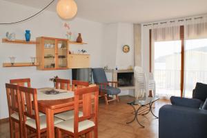 ein Esszimmer und ein Wohnzimmer mit einem Tisch und Stühlen in der Unterkunft Apartaments Les Dunes in Pals