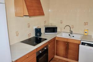 Kuchyň nebo kuchyňský kout v ubytování Apartaments Les Dunes
