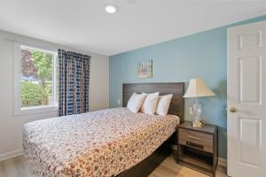 a bedroom with a bed and a window at Ne'r Beach Motel in Wells