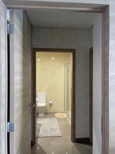 uma casa de banho com um WC e uma porta de vidro em Apartamento Fátima Sanctuary em Fátima
