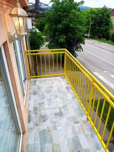 Balkón nebo terasa v ubytování Жути Ранац - Žuti Ranac - Yellow Backpack