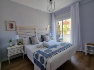 ein Schlafzimmer mit einem großen Bett und einem Fenster in der Unterkunft Aguadulce, Apto nuevo 2 hab con terraza, Aire, WiFi, a 5 min de la playa in Aguadulce