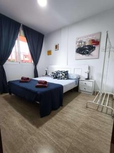 a bedroom with two beds and a window at El Refugio in Parque Holandes