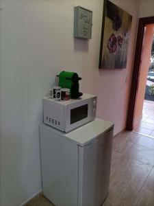 a microwave sitting on top of a counter in a room at El Refugio in Parque Holandes