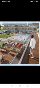 un uomo che scende le scale accanto a una piscina di ELLA by Complex Almar Luxury a Mamaia Nord - Năvodari Altre 57 foto