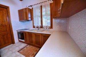 Kuchyň nebo kuchyňský kout v ubytování Villa Koliri