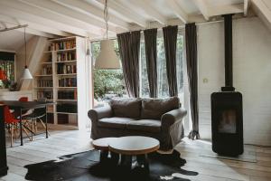 拉納肯的住宿－Boshuisje Rekem - Luka，客厅配有沙发和桌子
