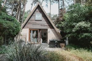 een klein bakstenen huis met een schuin dak bij Boshuisje Rekem - Luka in Lanaken