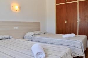 Postel nebo postele na pokoji v ubytování Apartaments Les Dunes