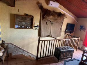 Zimmer mit einer Treppe und einem TV an der Wand in der Unterkunft Casa Rural El Gran Encanto in Cazorla