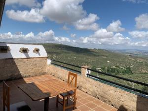 einen Tisch und Stühle auf einem Balkon mit Aussicht in der Unterkunft Casa Rural El Gran Encanto in Cazorla