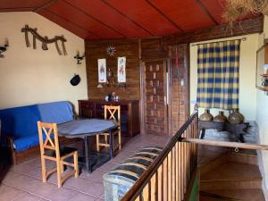 eine Veranda einer Hütte mit einem Tisch und einem Stuhl in der Unterkunft Casa Rural El Gran Encanto in Cazorla