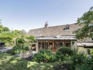 - Vistas externas a una casa con jardín en Fox Den Cottage en Castle Combe