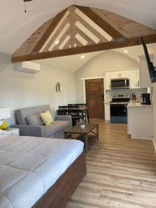 Η κουζίνα ή μικρή κουζίνα στο Modern wine country barn house