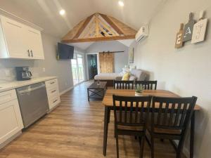 - une cuisine et une salle à manger avec une table et des chaises dans l'établissement Modern wine country barn house, à Temecula