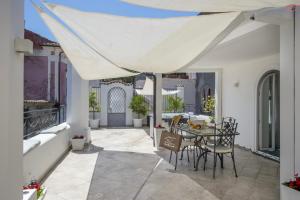 A seating area at Ravello Vingius Suite