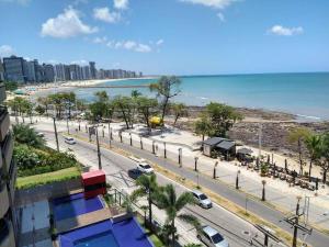 vistas a una playa con coches aparcados en la carretera en Lindo Flat Beira Mar 401 en Fortaleza