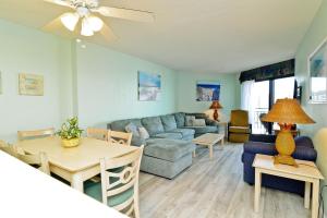 ein Wohnzimmer mit einem Sofa und einem Tisch in der Unterkunft Wow Stunning Ocean Views at Amazing Resort in Myrtle Beach