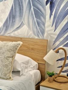 um quarto com uma cama com papel de parede azul e branco em TraMonti Apartments Pescara em Pescara