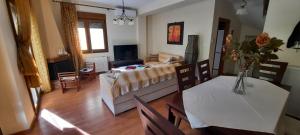 - un salon avec une table et un canapé dans l'établissement Rea’s house, à Stavros