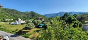 une maison sur le côté d'une route avec des montagnes dans l'établissement Rea’s house, à Stavros