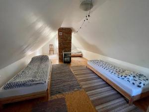 um quarto com duas camas e uma lareira em Allika-Löövi Sauna Cabin em Suure-Jaani