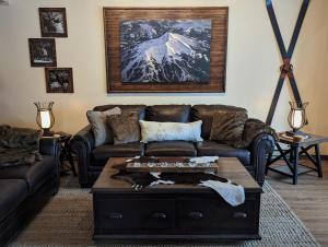 uma sala de estar com um sofá e uma mesa em Lone Mountain Retreat em Big Sky