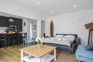 salon z łóżkiem i kuchnią w obiekcie Modern and calm flat with terrace - Biarritz - Welkeys w Biarritz